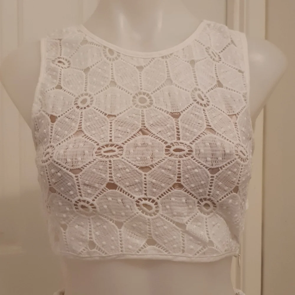 Absolutely Gorgeous Set Skirt and Crop Top - Picture 2 of 12